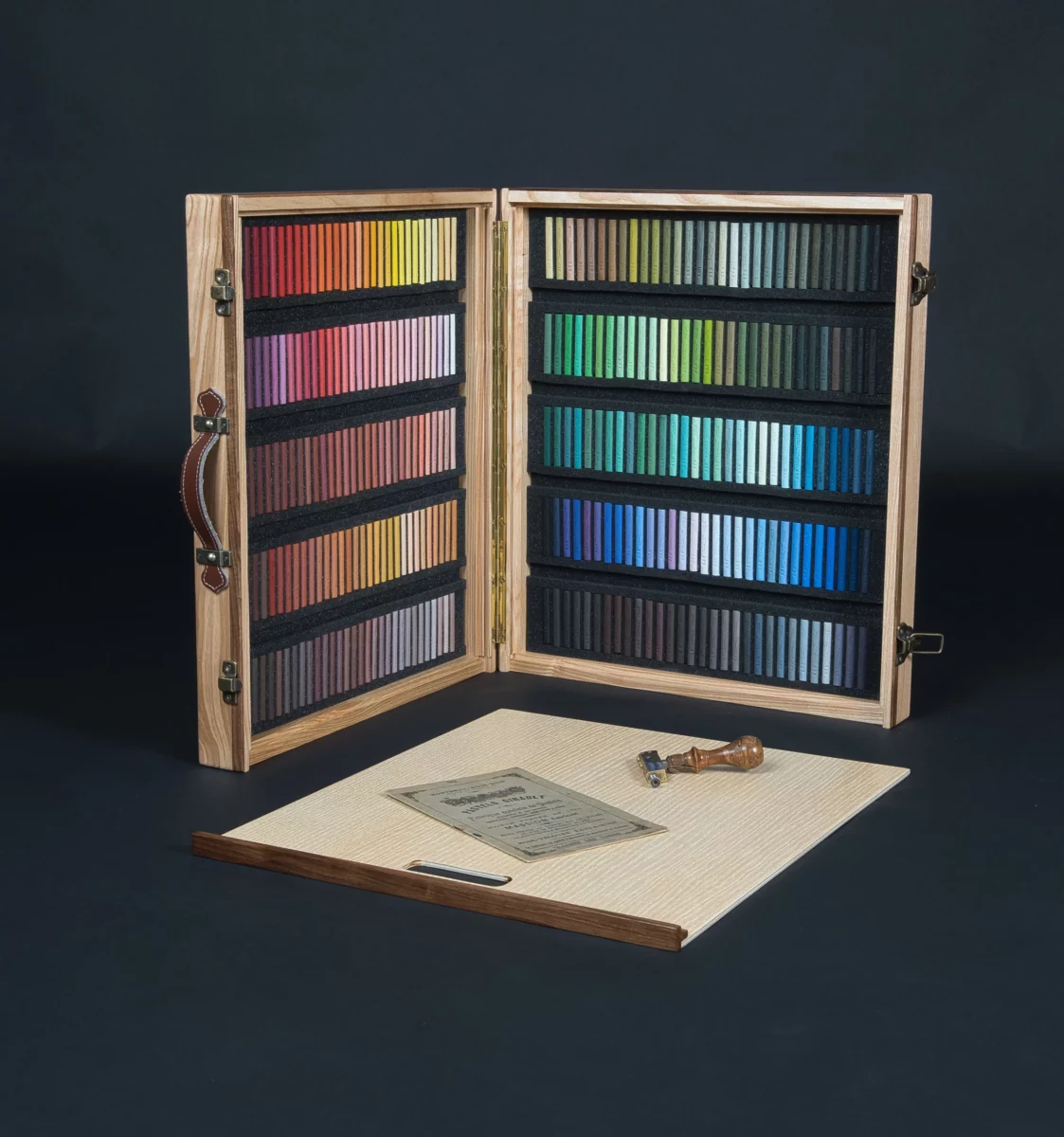 Compositions of 300 harmonized pastels in a wooden box.

"Harmony"